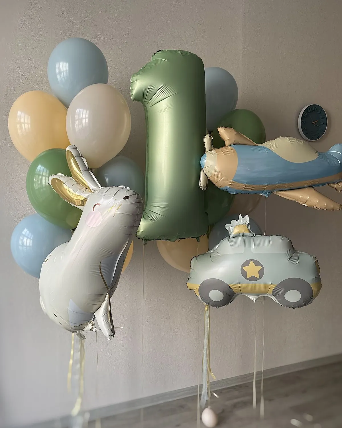 №3 Композиция из шаров с зайкой, самолётом и машинкой, зелёный — годик, первый зубик, Лавка Шаров Мытищи