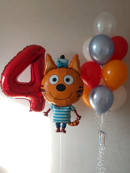№7 Композиция из шаров с Коржиком и цифрой, красный с серебром — три кота, Лавка Шаров Мытищи