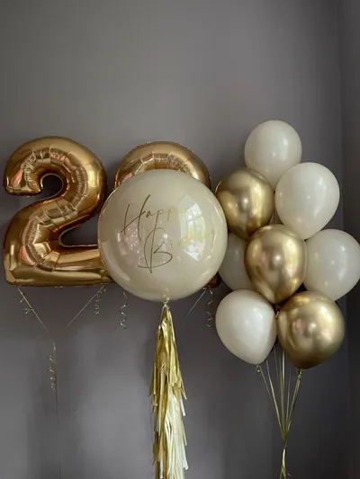 Цифра 20 с шаром «Happy Birthday» и фонтаном, золото — работа Лавки Шаров, юбилей